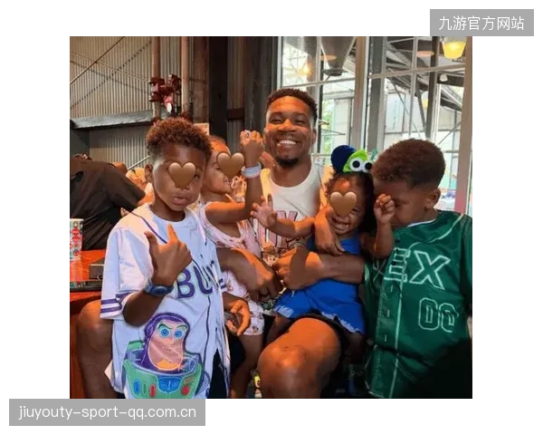 字母哥带家人去迪士尼，竟被游客误认保安，这一幕让人忍俊不禁！