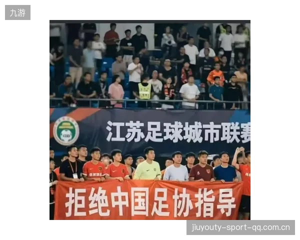 足球主教练怒怼记者：会踢你上！